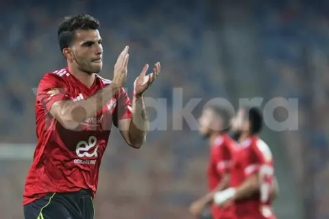 "كابوسك".. هتافات قوية من جماهير الأهلي لدعم زيزو